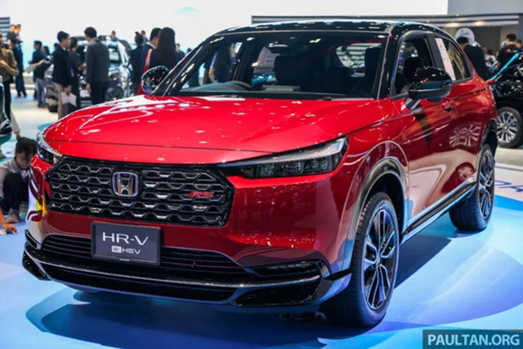 Tham khảo tại thị trường Thái Lan, Honda HR-V e:HEV RS bản cao cấp nhất lần đầu tiên được trang bị hệ truyền động hybrid với sự kết hợp của động cơ xăng 1.5L (106 mã lực, 127 Nm) với mô-tơ điện (131 mã lực, 253 Nm) và hộp số e-CVT. Bản này có mức tiêu thụ nhiên liệu chỉ khoảng 4,5L/100 km.