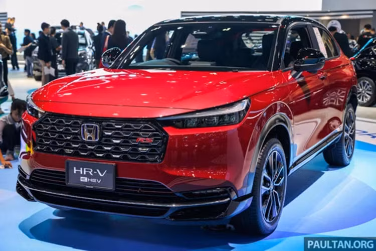 Tham khảo tại thị trường Thái Lan, Honda HR-V e:HEV RS bản cao cấp nhất lần đầu tiên được trang bị hệ truyền động hybrid với sự kết hợp của động cơ xăng 1.5L (106 mã lực, 127 Nm) với mô-tơ điện (131 mã lực, 253 Nm) và hộp số e-CVT. Bản này có mức tiêu thụ nhiên liệu chỉ khoảng 4,5L/100 km.