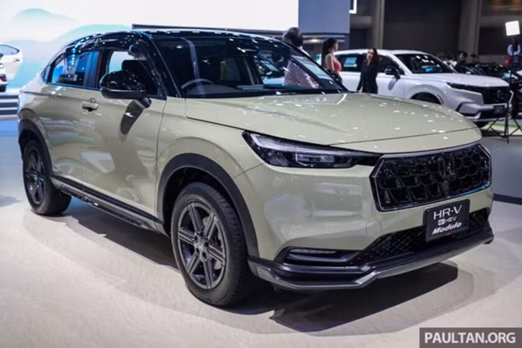 Theo nguồn tin từ đại lý, Honda HR-V 2025 về Việt Nam vẫn sẽ có 3 phiên bản, gồm bản e:HEV RS sử dụng động cơ hybrid và 2 phiên bản G L sử dụng máy xăng truyền thống.
