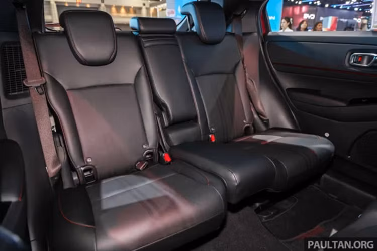 Phiên bản HR-V G sẽ có thêm ghế bọc da, cảm biến lùi và gương chống chói tự động. Trong khi đó, bản HR-V L sẽ được nâng cấp với ghế lái chỉnh điện, hệ thống âm thanh 8 loa (tăng 2 loa), 6 túi khí (tăng 2 túi khí), camera quan sát bên phụ và cốp sau đóng/mở điện.