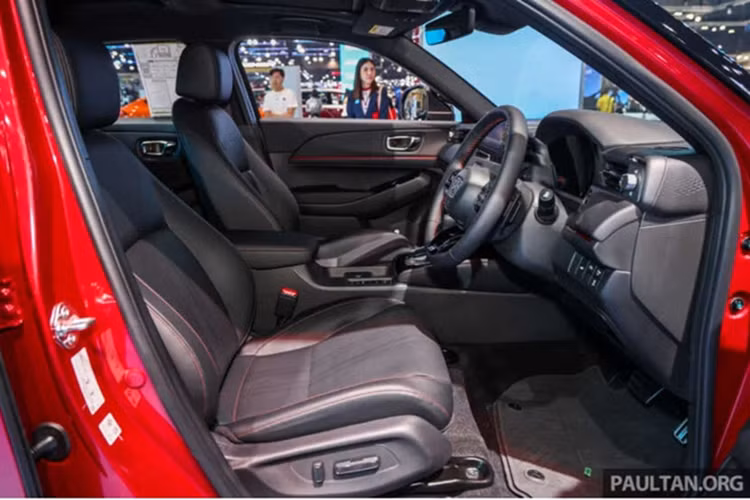 Honda HR-V 2025 còn được bổ sung tùy chọn màu vàng cát ngọc trai (Khaki Sand Pearl), giống với phiên bản tại Thái Lan. Không chỉ thay đổi về hệ truyền động và thiết kế, nội thất và trang bị an toàn của HR-V 2025 cũng được cải tiến đáng kể.