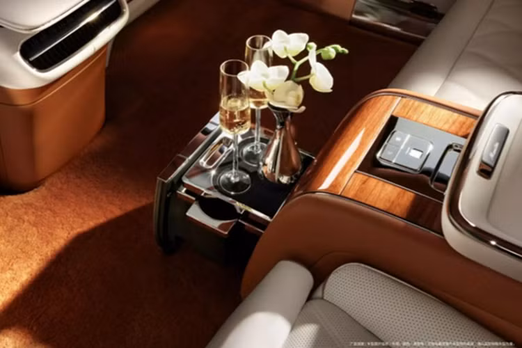 Cụm điều khiển trung tâm bọc da và gỗ được bố trí giữa hai ghế, tích hợp bàn gập, giá để ly champagne và ngăn chứa đồ dạng trượt. Xe được kỳ vọng còn có tủ lạnh mini và hệ thống giải trí riêng biệt cho hàng ghế sau.