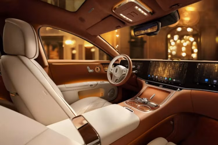 Phong cách thiết kế đậm chất Mercedes-Benz tiếp tục thể hiện qua các chi tiết như lưới loa kim loại kiểu Burmester, hệ thống điều chỉnh ghế tích hợp trên cửa, gương chiếu hậu kỹ thuật số và bảng điều khiển trung tâm ốp gỗ cao cấp. Xe còn có bộ sạc không dây kép, núm xoay điều khiển bằng kim loại, cùng các chi tiết ốp da và da lộn phủ rộng khắp nội thất.