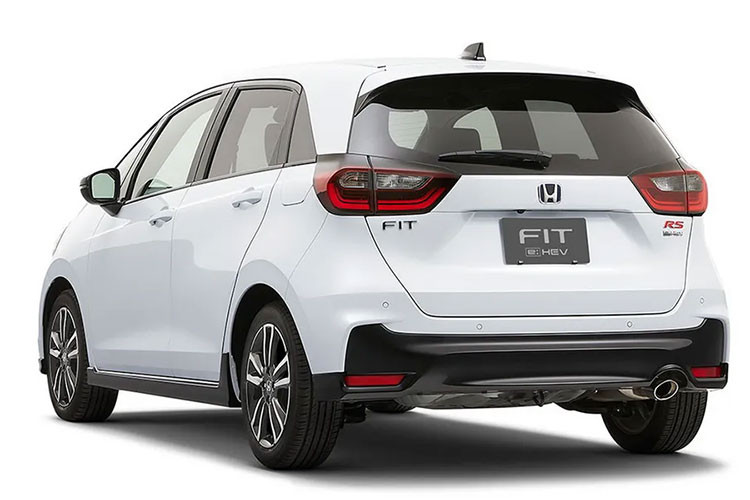 Điểm đáng chú ý nhất ở bản nâng cấp lần này nằm ở phần ngoại thất, đặc biệt là thiết kế đầu xe. Khác với phiên bản hiện tại mang phong cách thân thiện, mềm mại, Honda Fit 2025 mới có diện mạo sắc sảo và cứng cáp hơn.