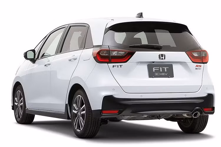Điểm đáng chú ý nhất ở bản nâng cấp lần này nằm ở phần ngoại thất, đặc biệt là thiết kế đầu xe. Khác với phiên bản hiện tại mang phong cách thân thiện, mềm mại, Honda Fit 2025 mới có diện mạo sắc sảo và cứng cáp hơn.