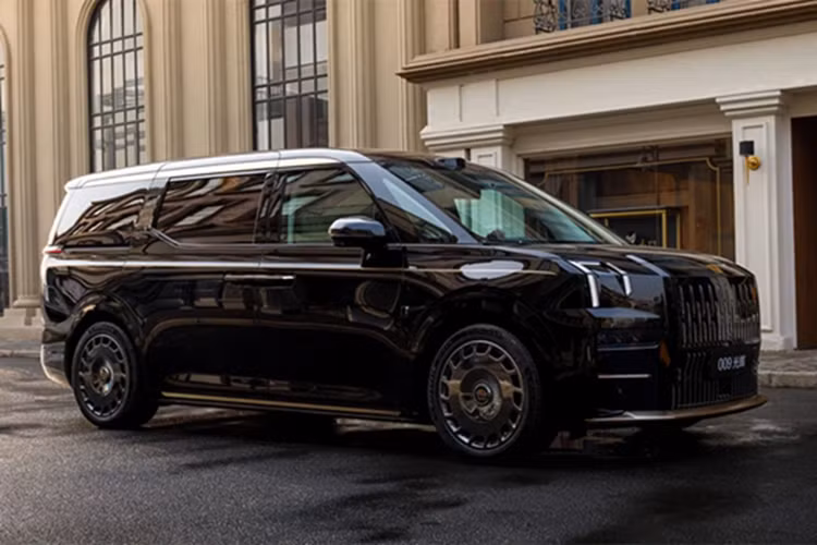 Nhờ nền tảng điện áp cao 800 V, xe chỉ mất 11,5 phút để sạc từ 10% lên 80%. Cuối cùng là cảm biến LiDAR gắn trên nóc để hỗ trợ các chức năng lái thông minh tiên tiến. Zeekr 009 Grand Collector Edition đã chính thức ra mắt tại Triển lãm Ô tô Thượng Hải 2025 hiện đang diễn ra ở Trung Quốc.