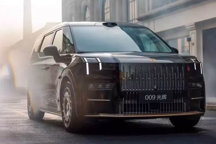 Ngay cả kích thước của Zeekr 009 Grand Collector Edition cũng trung thành với bản tiêu chuẩn. Theo đó, xe có kích thước dài x rộng x cao lần lượt 5.217 x 2.024 x 1.812 mm và chiều dài cơ sở 3.205 mm. Bên trong xe, mẫu MPV sang trọng này được bố trí 4 chỗ ngồi. 