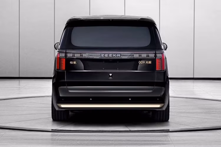 Xe sẽ bắt đầu được giao đến tay khách hàng từ tháng 6 năm nay. Thương hiệu Zeekr cũng đã gia nhập thị trường Việt Nam từ tháng 9/2024. Tuy nhiên, hiện chưa rõ Zeekr có lên kế hoạch giới thiệu mẫu MPV cỡ lớn 009 ở Việt Nam hay không.