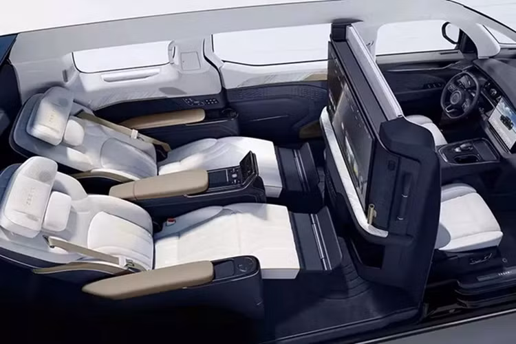 Tuy nhiên, cũng giống như mọi mẫu xe sang khác, "tinh hoa" của Zeekr 009 Grand Collector Edition lại nằm ở khoang hành khách phía sau. Tại đây, xe được trang bị màn hình giải trí 4K với kích thước 43 inch, chạy bằng hệ điều hành Zeekr OS 6.0. Ngoài ra, hãng Zeekr còn lắp thêm một màn hình điều khiển riêng ở giữa hai ghế sau.