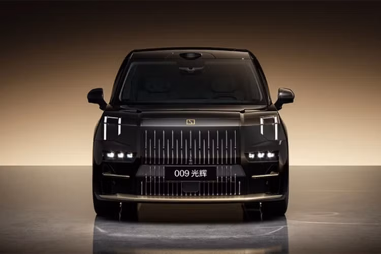 Bên cạnh đó, xe còn có một tủ lạnh 18 lít có chức năng làm nóng và làm lạnh đồ uống. Tương tự bản tiêu chuẩn, Zeekr 009 Grand Collector Edition cũng sử dụng hệ dẫn động 4 bánh với 2 mô-tơ điện trước và sau, cho tổng công suất 580 kW (khoảng 778 mã lực) cùng mô-men xoắn cực đại 810 Nm.