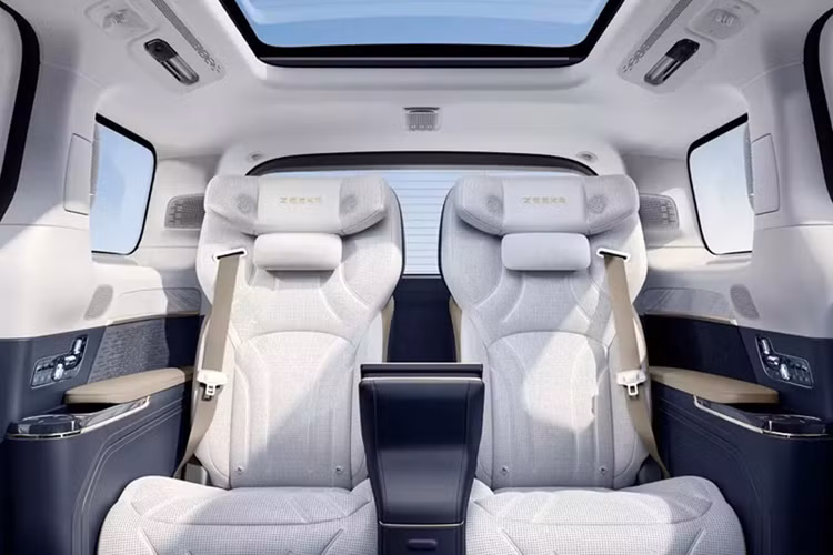 Hai ghế thương gia phía sau của mẫu MPV này đi kèm tựa đầu, bệ đỡ bắp chân, bàn gấp tích hợp vào lưng ghế trước, chức năng điều chỉnh 24 hướng và 8 chế độ massage. Theo công bố từ hãng, thảm trong xe được làm từ lông lạc đà Andean Peru, tăng thêm sự sang trọng cho khoang nội thất.