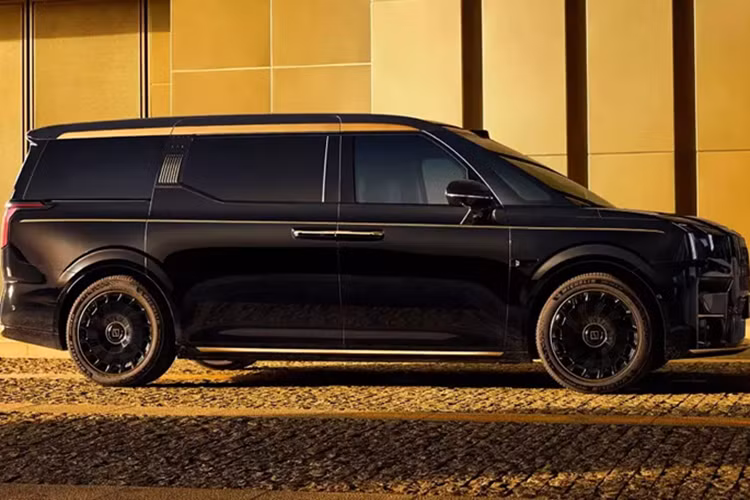 Tuy nhiên, xe đã được bổ sung các chi tiết trang trí màu vàng như logo trước và sau, viền cửa sổ, tay nắm cửa, bậc lên xuống hay vành la-zăng. Điểm nhấn đáng chú ý nhất của Zeekr 009 Grand Collector Edition đặc biệt là 7 logo mạ vàng 24K với tổng trọng lượng 3 gram.