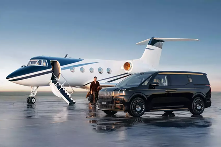 Zeekr 009 Grand Collector Edition 2025 mới đã chính thức ra mắt thị trường và được mệnh danh là "mẫu MPV sang trọng nhất sản xuất tại Trung Quốc”. Tại thị trường tỷ dân này, xe có giá khởi điểm lên đến 899.000 nhân dân tệ (khoảng 123.200 USD hoặc 3,14 tỷ đồng).