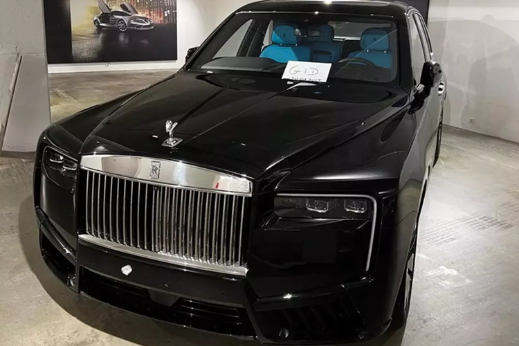  Rolls-Royce Cullinan siêu sang gầm cao đã lần đầu tiên trình làng vào năm 2018. Sau 4 năm, mẫu SUV đầu tay của thương hiệu Anh quốc đã được bổ sung phiên bản nâng cấp giữa vòng đời vào năm ngoái, đến nay, đã có đơn vị nhập ngoài tiết lộ sắp mang xe về Việt Nam.