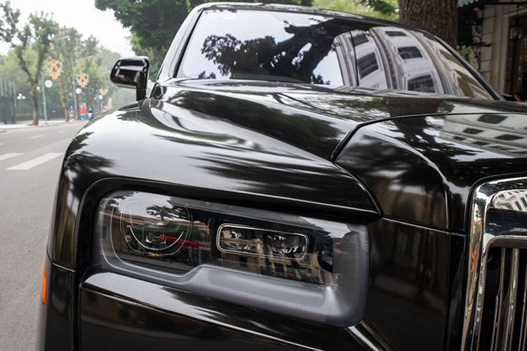 Trong khi đó, nội thất được bổ sung mặt táp-lô kỹ thuật số tương tự người anh em Rolls-Royce Spectre EV. Bên dưới đồng hồ là biểu tượng "thiếu phụ bay" Spirit of Ecstasy nhỏ. Bên trong phiên bản Black Badge xuất hiện những chi tiết ốp sợi carbon nhằm tạo cảm giác thể thao hơn.