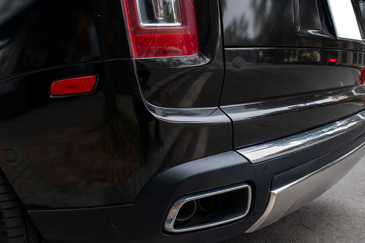 Theo hãng Rolls-Royce, 23 chi tiết ốp sợi carbon bên trong xe cần 3 tuần để hoàn thiện. Bên cạnh đó, phiên bản Black Badge trong ảnh do hãng tung ra còn được trang bị nội thất bọc da phối 2 màu Duality Twill bắt mắt với tổng cộng 2,2 triệu mũi khâu và chỉ dài 17,6 m.