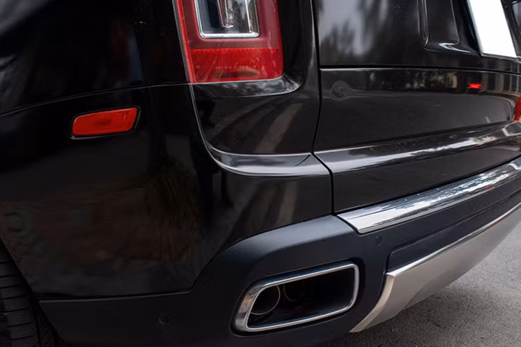 Theo hãng Rolls-Royce, 23 chi tiết ốp sợi carbon bên trong xe cần 3 tuần để hoàn thiện. Bên cạnh đó, phiên bản Black Badge trong ảnh do hãng tung ra còn được trang bị nội thất bọc da phối 2 màu Duality Twill bắt mắt với tổng cộng 2,2 triệu mũi khâu và chỉ dài 17,6 m.