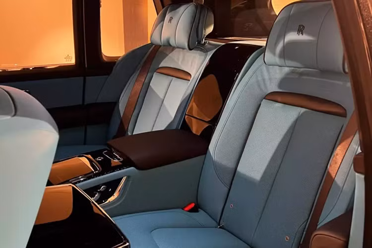 Theo hãng Rolls-Royce, đèn LED định vị ban ngày của xe được lấy cảm hứng thiết kế từ các tòa nhà chọc trời trong thành phố. Ngoài ra, mẫu SUV siêu sang này còn được bổ sung cản trước mới và lưới tản nhiệt tích hợp đèn LED ẩn.