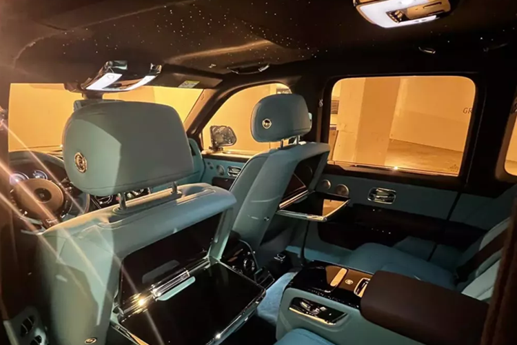 Đây là lần đầu tiên dòng xe Rolls-Royce Cullinan được trang bị lưới tản nhiệt kiểu này. Chi tiết mới còn lại của xe là bộ vành la-zăng với đường kính lên đến 23 inch và màu sơn ngoại thất có tên nâu Emperador Truffle. Những khu vực còn lại của ngoại thất không có gì mới so với phiên bản cũ.