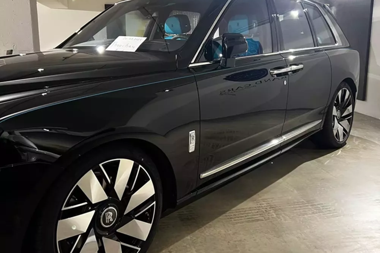 Có nhiều thay đổi ở ngoại hình cũng như nội thất dành cho mẫu xe SUV siêu sang Rolls-Royce Cullinan Series II về Việt Nam. Ngoại thất của xe được bật mí mang màu đen, và nội thất mang tông màu xanh dương nổi bật.