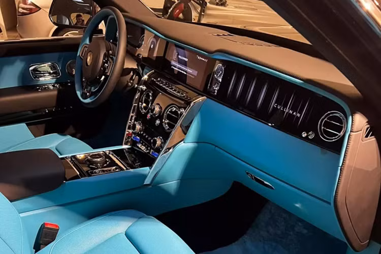 Được gọi bằng cái tên Rolls-Royce Cullinan II, mẫu SUV siêu sang này chỉ thay đổi nhẹ so với phiên bản cũ. Thay đổi dễ nhận thấy nhất của Rolls-Royce Cullinan II nằm ở dải đèn LED định vị ban ngày hình chữ "V" mới, bao quanh đèn pha nằm ngang.