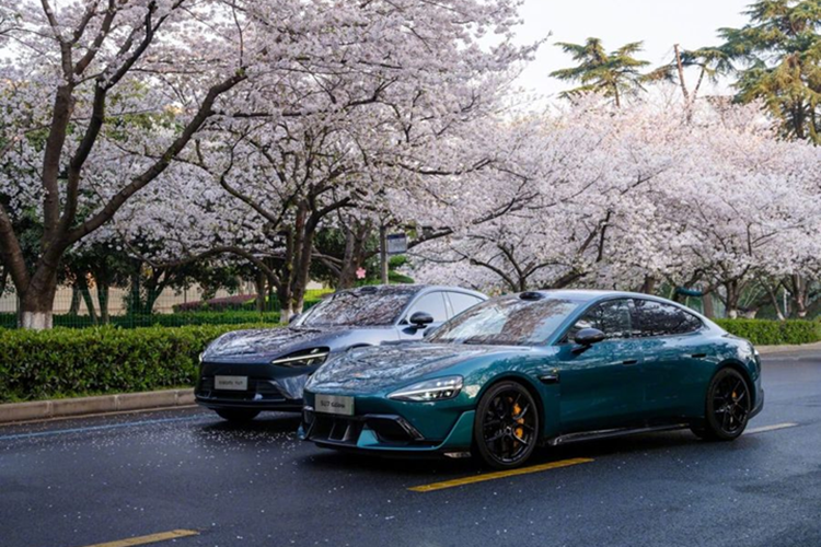 Xiaomi YU7 thuộc phân khúc CUV cỡ trung, với kích thước 4.999 x 1.996 x 1.608 mm và chiều dài cơ sở 3.000 mm. So sánh với các đối thủ, YU7 nhỏ hơn BMW X5 (5.060 x 2.004 x 1.776 mm, chiều dài cơ sở 3.105 mm) nhưng lớn hơn Lexus RX (4.890 x 1.920 x 1.695 mm, chiều dài cơ sở 2.850 mm).