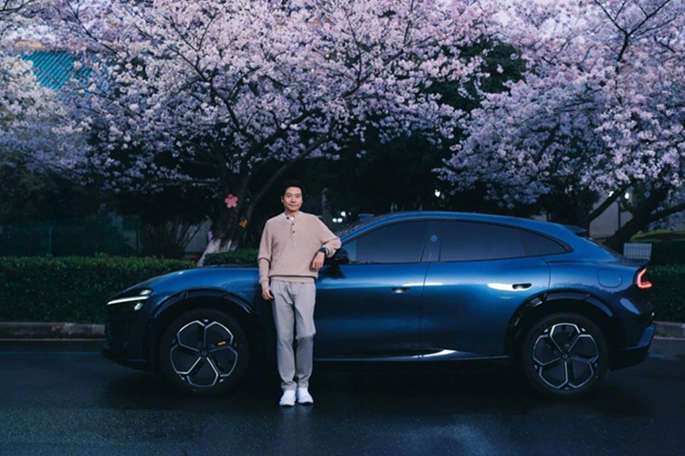 SUV điện Xiaomi YU7 mang đậm dấu ấn là một chiếc xe công nghệ. Phần trước xe giống có phần mở rộng hơn so với SU7, cụm đèn pha có hình dáng tương tự. Giống như SU7, YU7 cũng có cảm biến LiDAR gắn ở cạnh nóc, cho thấy xe có thể được trang bị hệ thống hỗ trợ lái tiên tiến (ADAS).