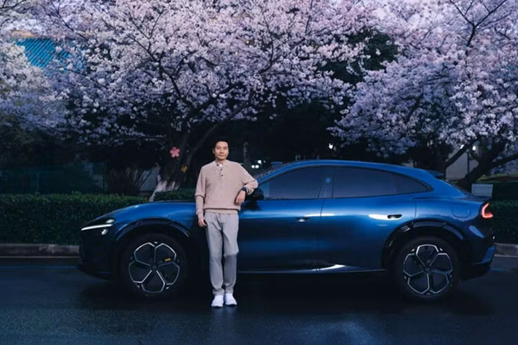 SUV điện Xiaomi YU7 mang đậm dấu ấn là một chiếc xe công nghệ. Phần trước xe giống có phần mở rộng hơn so với SU7, cụm đèn pha có hình dáng tương tự. Giống như SU7, YU7 cũng có cảm biến LiDAR gắn ở cạnh nóc, cho thấy xe có thể được trang bị hệ thống hỗ trợ lái tiên tiến (ADAS).