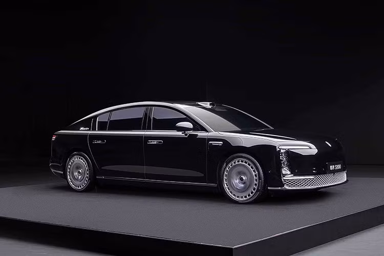 Sau một lần cho giới truyền thông Trung Quốc xem mắt trước, cũng như tung hình ảnh chính thức, mới đây, Maextro, thương hiệu chung giữa Huawei và nhà sản xuất theo hợp đồng cũ của Nio là JAC đã chính thức cho ra mắt chiếc sedan hạng sang Maextro S800 tại Trung Quốc với tư cách là đối thủ trong nước của Mercedes- Maybach S-Class.