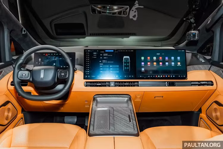 Thay vào đó, Wey Gaoshan 9 2025 mới vẫn giữ cấu hình nội thất 3 hàng ghế. Chiều dài bổ sung giúp hãng bố trí thêm một cặp ghế thương gia ở hàng ghế giữa, biến Wey Gaoshan 9 thành một mẫu MPV 6 chỗ ngồi.