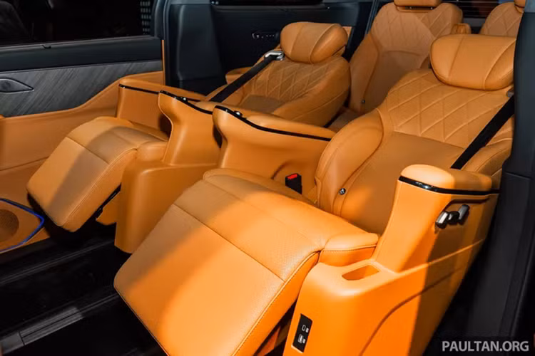 Nhờ không gian mở rộng, xe không chỉ tạo cảm giác thoải mái cho hành khách ở hàng ghế cuối mà còn có khoang hành lý với dung tích tiêu chuẩn 315 lí. Khi gập hàng ghế thứ ba, dung tích khoang chứa đồ có thể đạt 1.975 lít.