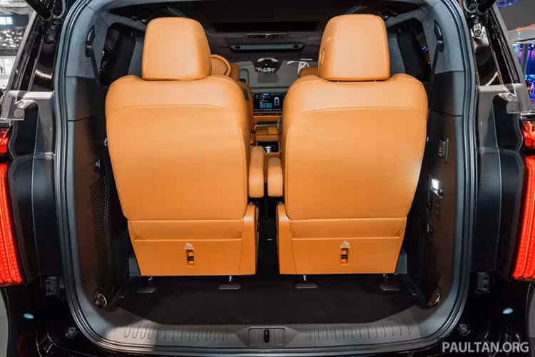 Ngoài ra, còn có các tính năng như sưởi ghế, làm mát và massage, màn hình trần 17,3 inch điều khiển bằng cử chỉ, bàn gấp và ngăn làm mát đồ uống. Các tính năng đáng chú ý khác bao gồm điều khiển bằng giọng nói cho cả 6 ghế, hệ thống âm thanh 23 loa công suất 2.440 W và 6 micro để hát karaoke.