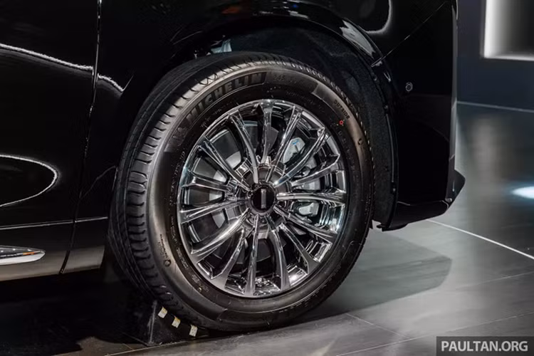 Phần lớn kích thước tăng lên đều dồn vào khu vực đuôi xe. Sự thay đổi này giúp Wey Gaoshan 9 cạnh tranh tốt hơn với các đối thủ như Lexus LM, Denza D9 và Zeekr 009 Grand. Có một điều thú vị là hãng GWM không chạy theo xu hướng xe 4 chỗ như các đối thủ Lexus hay Zeekr.