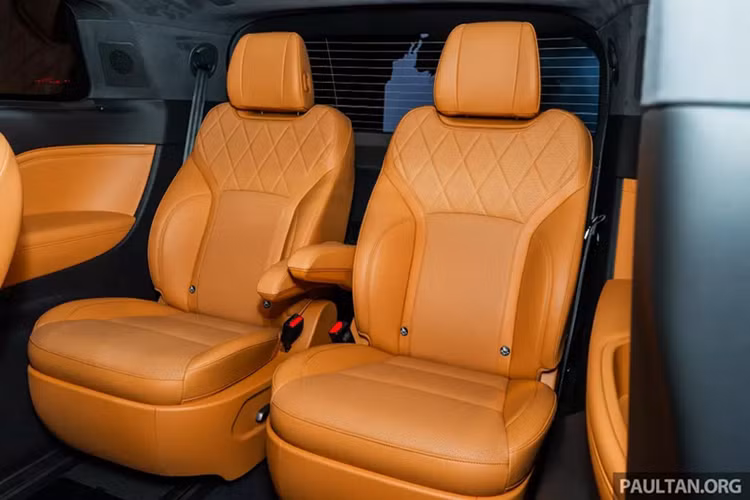 Trong khi đó, hàng ghế thứ hai sang trọng được trang bị các tính năng chỉnh điện, lưng ghế ngả về phía sau và bệ đỡ bắp chân chỉnh chỉ bằng một nút bấm, mang lại tư thế nghỉ ngơi tối ưu cho hành khách.