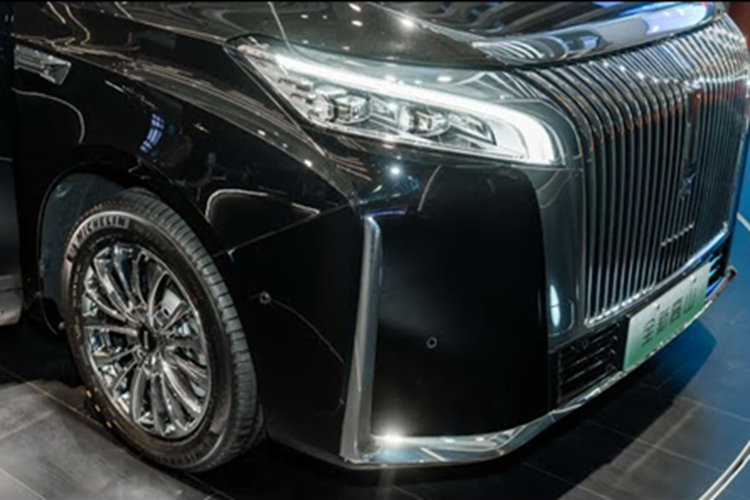 "Trái tim" của Wey Gaoshan 9 là hệ truyền động plug-in hybrid Hi4 cải tiến, bao gồm máy xăng 4 xi-lanh, tăng áp, dung tích 1.5L, tạo ra công suất tối đa 170 mã lực và mô-men xoắn cực đại 245 Nm. Hai con số tương ứng của mô-tơ điện phía trước là 109 mã lực và 170 Nm.