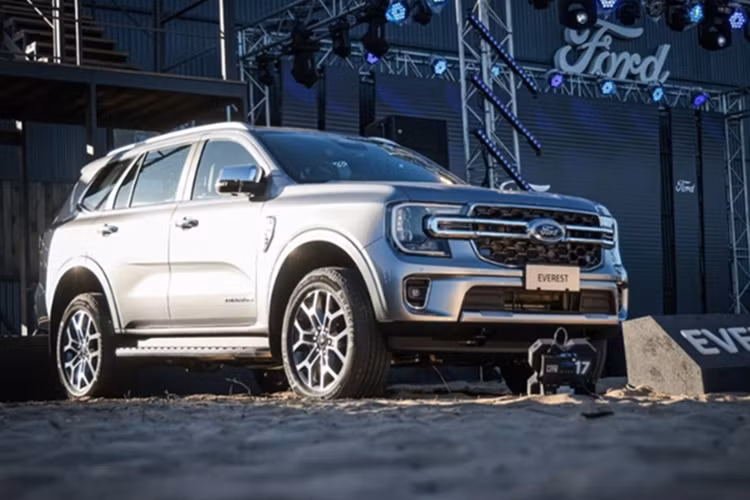 Đáng chú ý, động cơ EcoBoost 2.3L này đang được dùng cho Ford Mustang và cả SUV offroad Bronco. Sức mạnh được truyền xuống mặt đường thông qua hộp số tự động 10 cấp và hệ dẫn động 4 bánh bán thời gian (4WD) đi kèm 3 chế độ gài cầu. Mẫu xe SUV Ford Everest 2025 chỉ mất 8,6 giây để tăng tốc 0-100km/h.