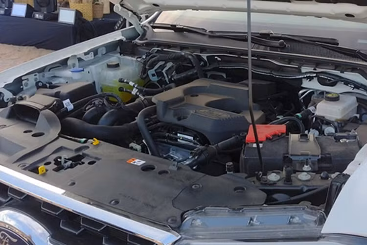 Ford Everest 2025 có đến 6 chế độ lái là: Normal - Bình thường; Eco - Tiết kiệm; Slippery - Đường trơn trượt; Mud/Ruts - Bùn lầy; Sand - Cát; Tow/Haul - Kéo rơ-moóc. Ngoài việc được nâng cấp hệ thống động cơ, Ford Everest 2025 tại thị trường Argentina gần như vẫn sở hữu thiết kế và trang bị tiện ích như cũ.