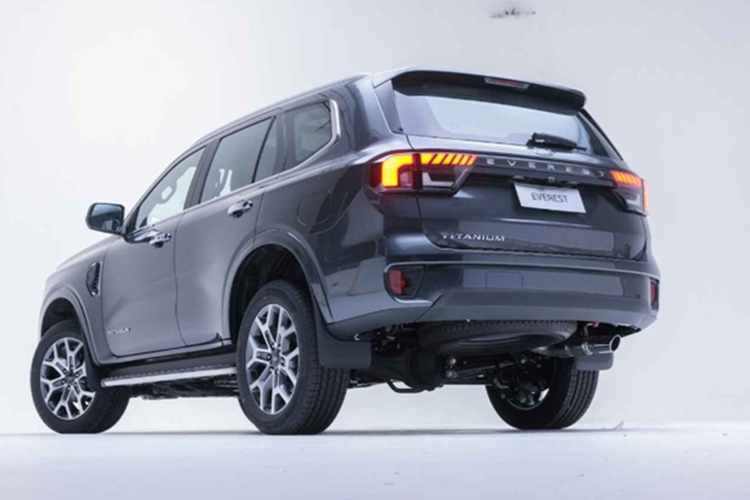 Theo công bố của nhà sản xuất, mẫu SUV cỡ trung tiêu thụ trung bình 12 lít/100km trong đô thị, 7,7 lít/100km ngoài đô thị và 9,3 lít/100km trong điều kiện vận hành hỗn hợp. Ford còn bổ sung cho xe tính năng tự động tạm ngắt động cơ.