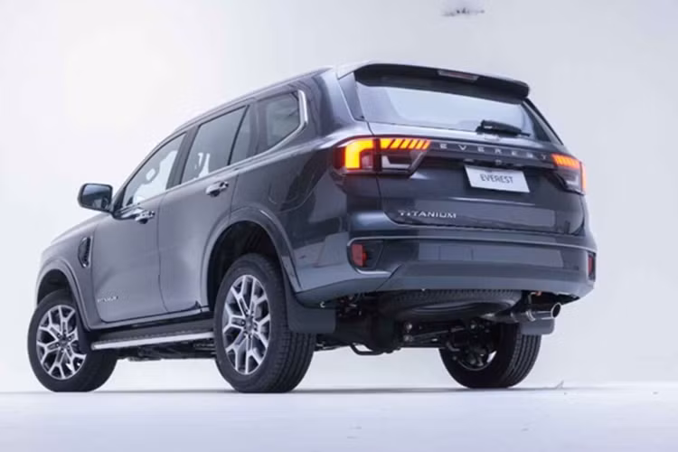 Theo công bố của nhà sản xuất, mẫu SUV cỡ trung tiêu thụ trung bình 12 lít/100km trong đô thị, 7,7 lít/100km ngoài đô thị và 9,3 lít/100km trong điều kiện vận hành hỗn hợp. Ford còn bổ sung cho xe tính năng tự động tạm ngắt động cơ.