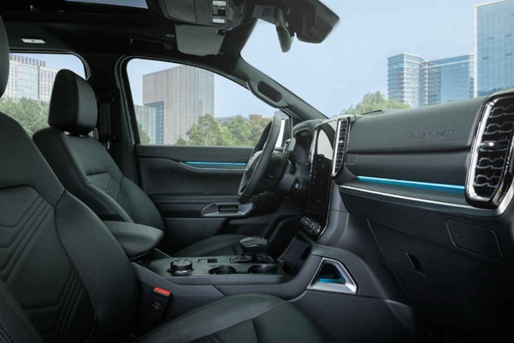 Xe vẫn có đèn pha và đèn hậu full LED, la-zăng hợp kim 20 inch, cốp chỉnh điện; hệ thống thông tin giải trí với màn hình 12 inch, hỗ trợ kết nối Apple CarPlay Android Auto không dây; cụm đồng hồ đo kỹ thuật số 8 inch