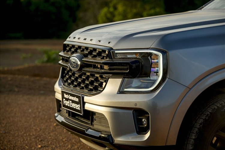 Cửa sổ trời toàn cảnh; điều hòa tự động 2 vùng độc lập, sạc không dây chuẩn Qi, hàng ghế trước chỉnh điện 8 hướng tích hợp sưởi ấm, đèn viền nội thất; cần số điện tử; ghế ngồi được bọc da, riêng hàng ghế cuối cùng gập/mở bằng điện.