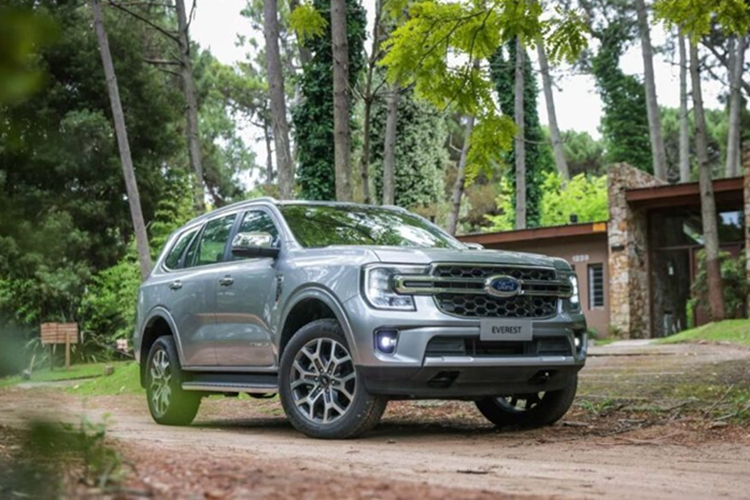 Về trang bị an toàn, Ford Everest tại Argentina có camera lùi, cảm biến trước, sau cùng nhiều tính năng thuộc gói ADAS Ford Co-Pilot 360 như phanh khẩn cấp tự động, cảnh báo chệch làn đường kết hợp với hỗ trợ giữ làn, cảnh báo phương tiện cắt ngang phía sau, cảnh báo điểm mù, đèn pha tự động thích ứng.