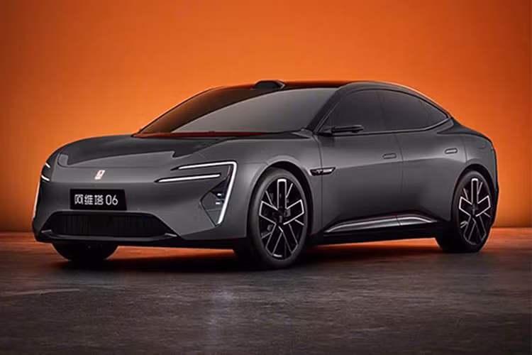 Avatr là liên doanh giữa Changan và CATL, trong khi đó Huawei đóng vai trò là nhà cung cấp chính của liên doanh này. Được định vị là một thương hiệu cao cấp, Avatr đã trải qua tình trạng bán hàng không mấy khả quan tại Trung Quốc.