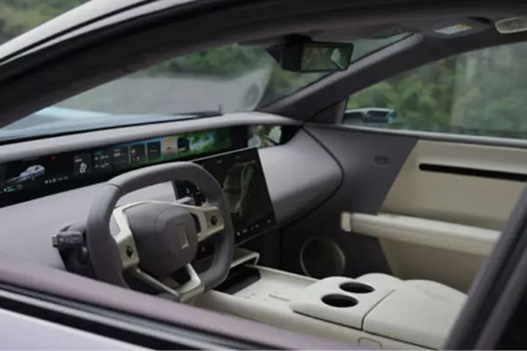 Màn hình camera quan sát bên hông nằm ở bảng điều khiển trung tâm. Do đó, người lái có thể theo dõi môi trường xung quanh mà không cần quay đầu. Các tính năng nội thất khác bao gồm 25 loa Meridian và ghế bọc Nappa.