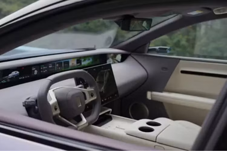 Màn hình camera quan sát bên hông nằm ở bảng điều khiển trung tâm. Do đó, người lái có thể theo dõi môi trường xung quanh mà không cần quay đầu. Các tính năng nội thất khác bao gồm 25 loa Meridian và ghế bọc Nappa.