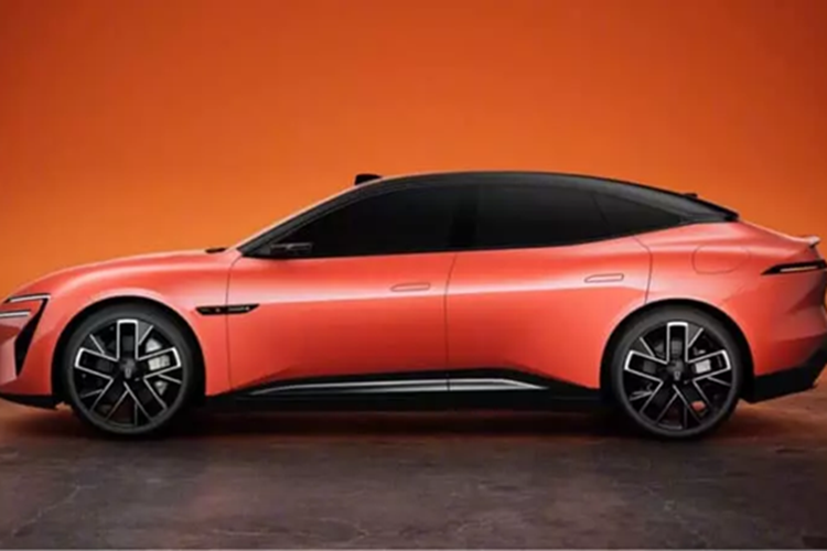 Nội thất của Avatr 06 tích hợp màn hình lớn 35,4 inch trải dài qua bảng điều khiển trung tâm. Màn hình này đóng vai trò như một cụm đồng hồ. Màn hình chính của Avatr 06 có đường kính 15,6 inch.