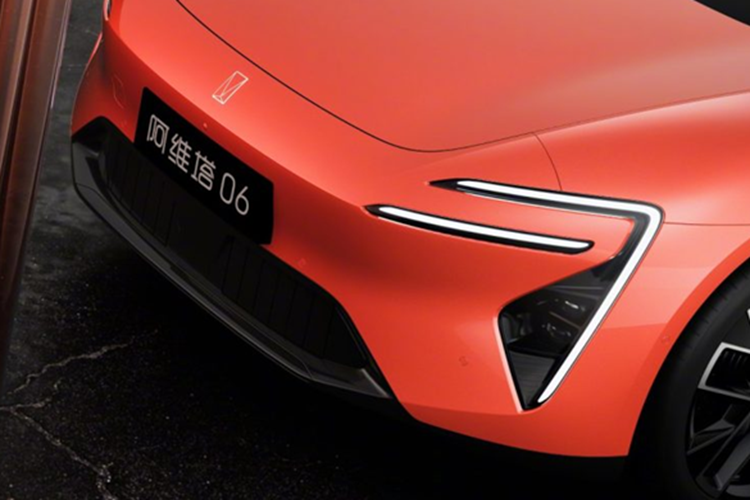 Avatr 06 áp dụng ngôn ngữ thiết kế mới nhất của thương hiệu với đèn chạy LED đặc trưng và đường viền bóng bẩy. Chiếc xe có chắn bùn điêu khắc rộng, tay nắm cửa có thể thu vào và camera tùy chọn thay cho gương chiếu hậu. Trên mui xe, Avatr 06 có cảm biến LiDAR.