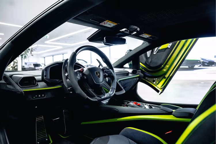 Nội thất của siêu xe Revuelto với bảng đồng hồ kỹ thuật số 12.3 inch, màn hình trung tâm 8,4 inch và màn hình phụ (ghế hành khách) 9.1 inch.