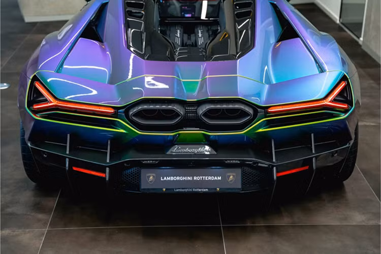 Kết hợp với động cơ V12 là mô tơ điện đặt tại cầu trước bổ sung thêm công suất 300 mã lực và hai máy phát P2-P3 eMotor đặt phía sau, có công suất 150 mã lực. Tổng công suất 1.015 mã lực và hộp số ly hợp kép 8 cấp ly hợp kép. Khả năng tăng tốc 0-100 km/h đạt mức 2,5 giây, tốc độ tối đa hơn 350 km/h.