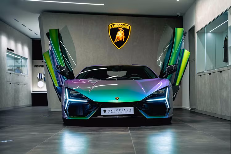 Đầu tiên là lớp sơn Ad Personam cực hiếm trên các mẫu xe Lamborghini và trên siêu xe hybrid - Revuelto còn hiếm hơn nữa. Điểm đặc biệt của lớp sơn này sẽ chuyển đổi sắc thái của màu theo điều kiện ánh sáng khác nhau. Cụ thể xe sẽ chuyển đổi các màu sắc xanh lá, tím và xanh dương.